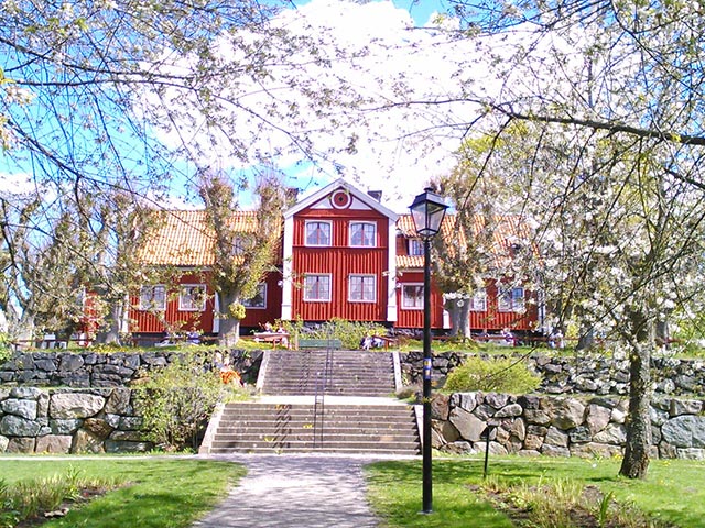 Farsta Gård festlokal -Utsidan av rött hus
