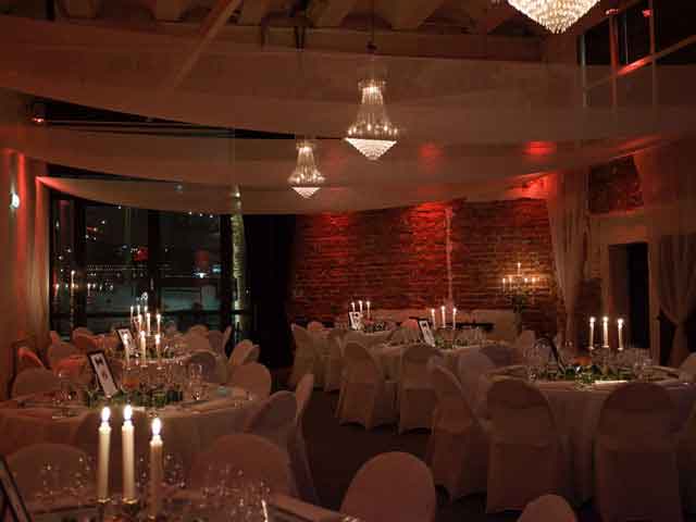 Skyddsrummet - Runda bord elegant uppdukat