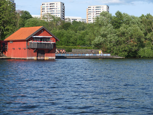 Båthuset sett från en båt i Solna