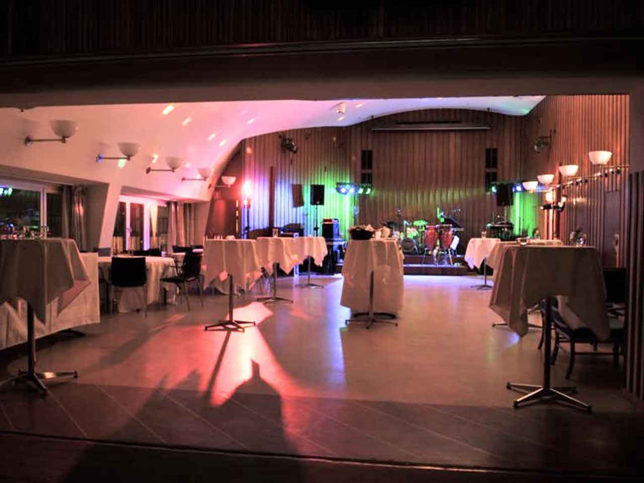 Bygget med ståbord för mingelfest
