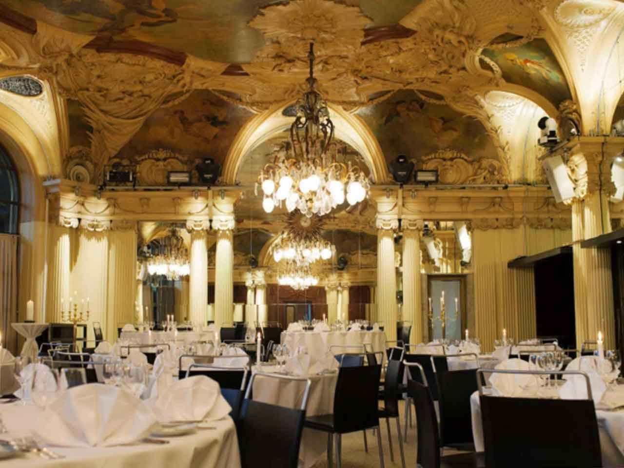 Café Opera - Eventlokal vid Kungsträdgården - Dukat för middag