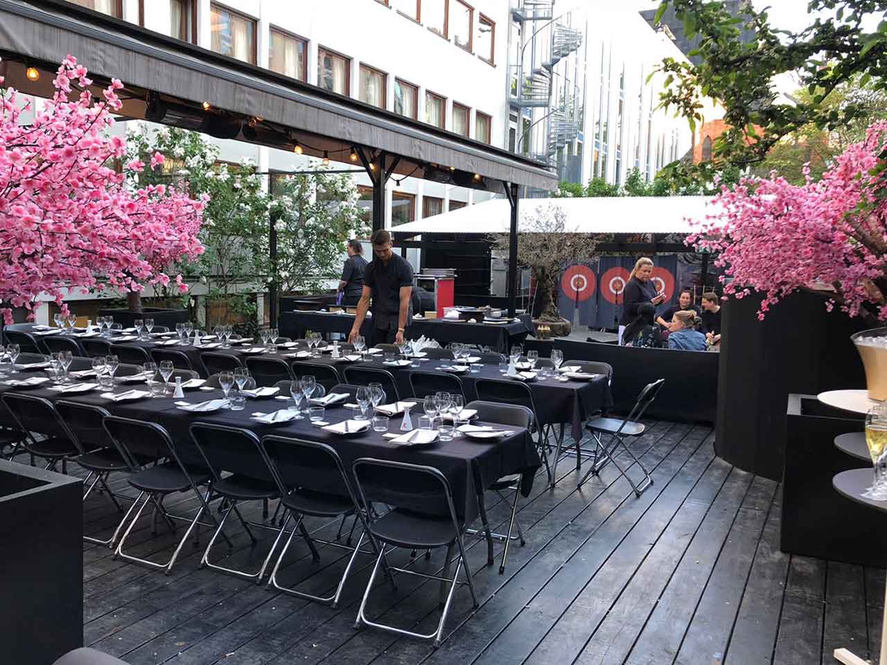 Företagsfest innergård Stureplan med japansk trädgård
