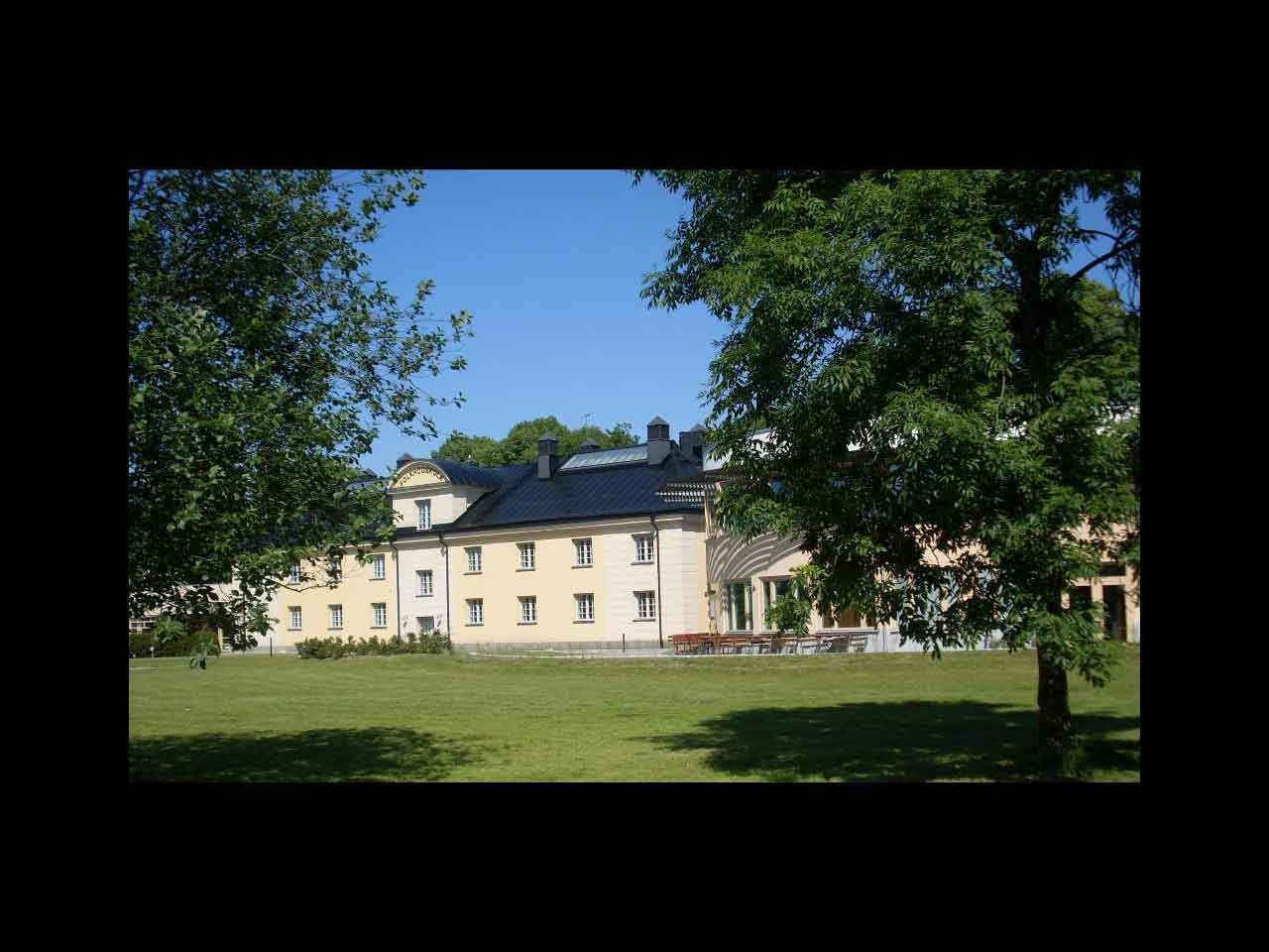 Festvåning på Långholmen med stor gräsplan
