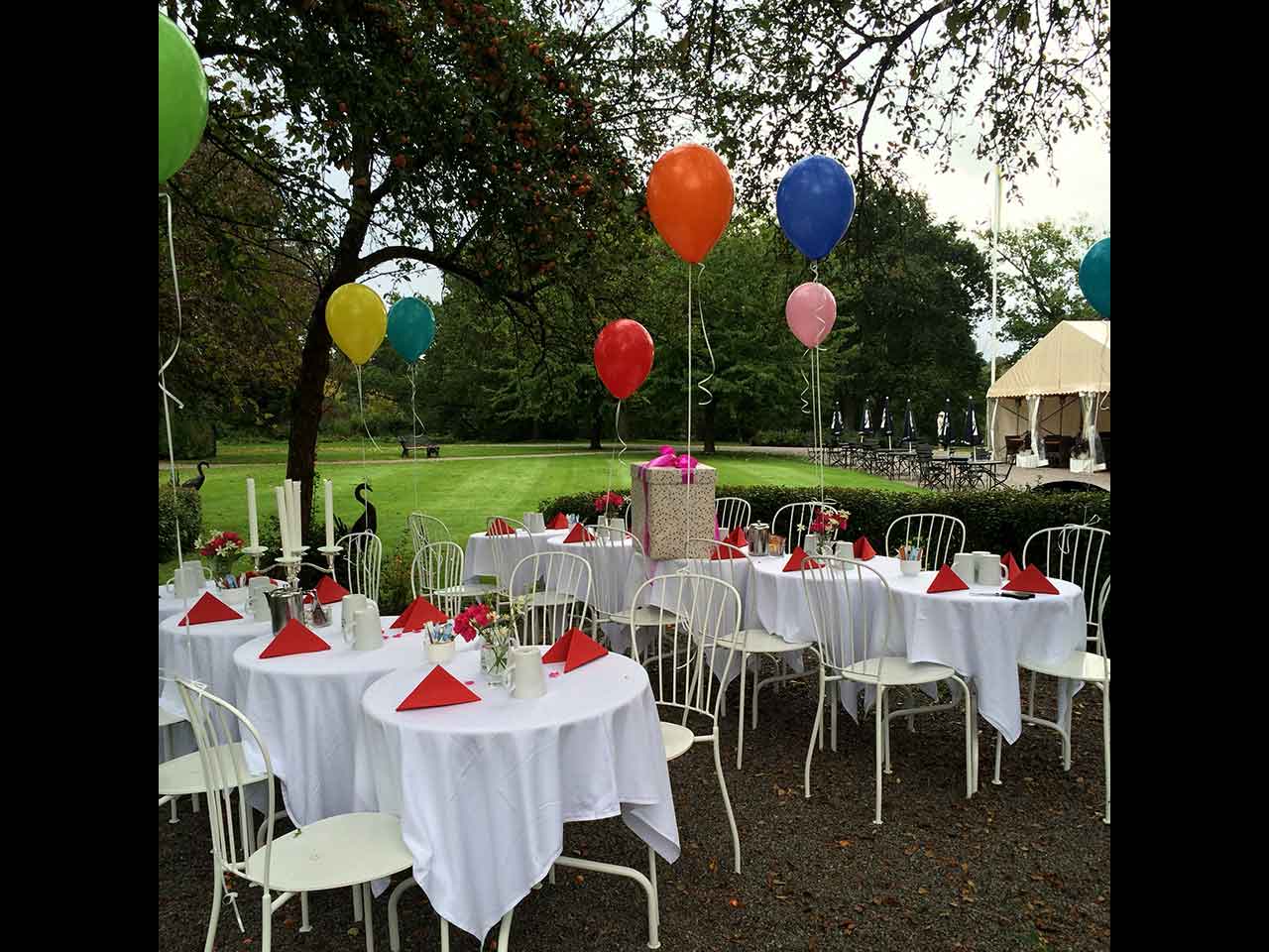 Festvåning på Djurgården - Dukning i parken